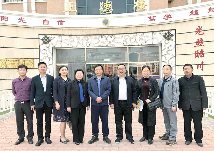 2018年3月27日，南昌市教育局黨委書記、局長謝為民蒞臨北京昌平臨川育人學(xué)校（簡稱北京臨川學(xué)校）考察交流。.jpg