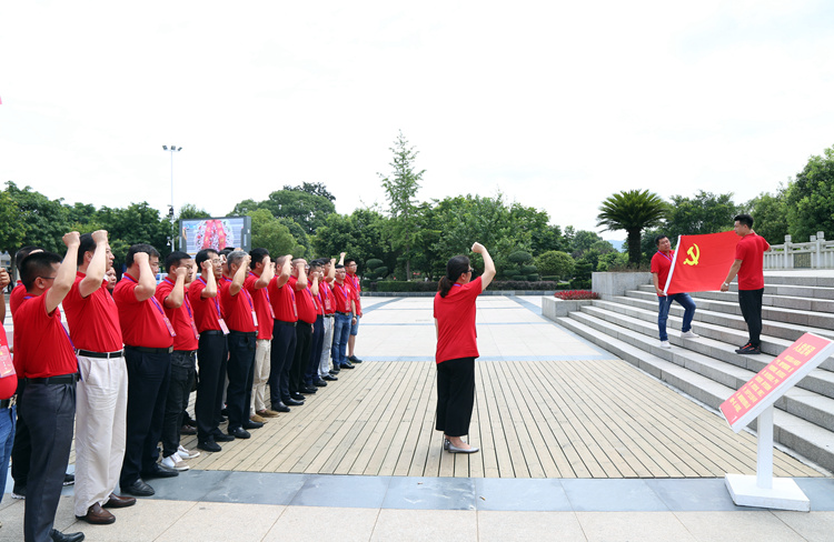 在中央紅軍長(zhǎng)征出發(fā)紀(jì)念碑前重溫入黨誓詞.JPG